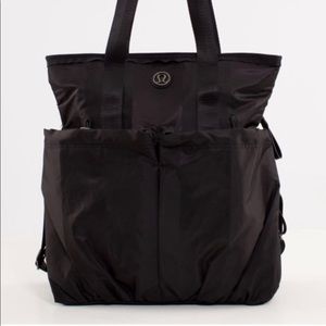 Lululemon Flow and Go tote in black